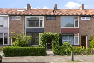 106m2 maison à louer pour 2150€/mois à A.J. van Reststraat, Poeldijk