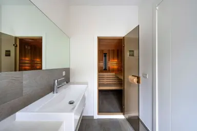 284m2 apartment to rent for 7500€/month in Laren