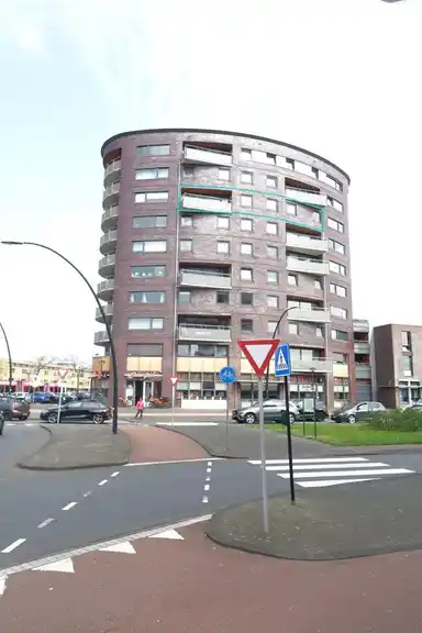 112m2 Appartement à louer pour 1995€/mois à Middenweg 166, The Hague