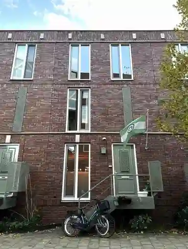 123m2 maison à louer pour 2500€/mois à Nassaustraat, Rotterdam
