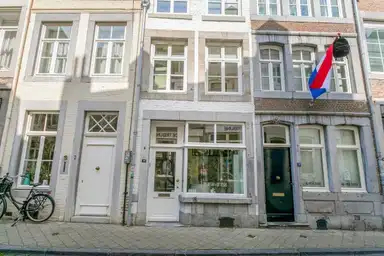90m2 Appartement à louer pour 2650€/mois à Kapoenstraat, Maastricht