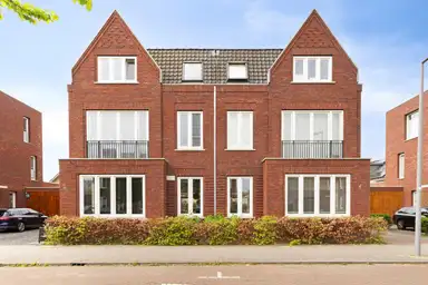 176m2 maison à louer pour 3975€/mois à Tinbergenlaan 89, Rotterdam