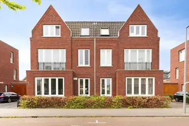 176m2 maison à louer pour 3975€/mois à Tinbergenlaan, Rotterdam