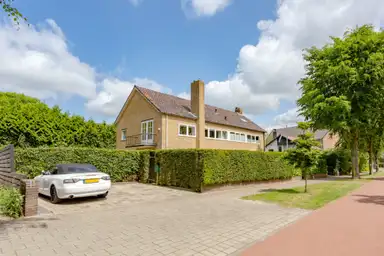 220m2 Casa in affitto per 3500€/mese a Naarderstraat 48, Huizen