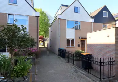 150m2 house to rent for 2650€/month in Zwanebloem 15, Maartensdijk
