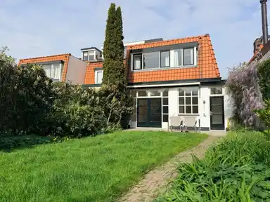 174m2 Haus zur Miete für 3150€/Monat in Spaargarenstraat, Oegstgeest