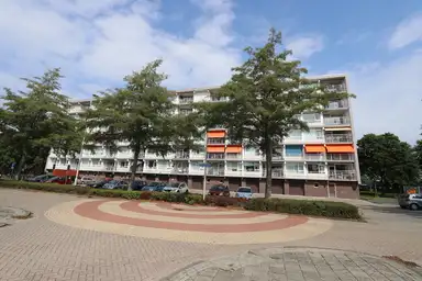 104m2 flat to rent for 786.41€/month in Vermuydenstraat 84, Kampen