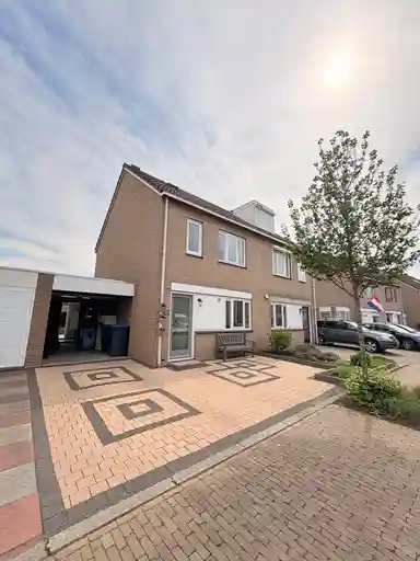 128m2 house to rent for 2350€/month in Lavendelstraat 12, 's-Gravenpolder