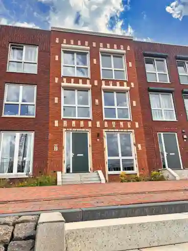 185m2 maison à louer pour 2495€/mois à Sluiskade 18, Spijkenisse