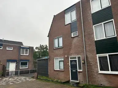 109m2 maison à louer pour 2800€/mois à Walstroodonk 22, Spijkenisse