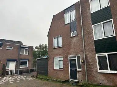 109m2 maison à louer pour 2800€/mois à Walstroodonk, Spijkenisse