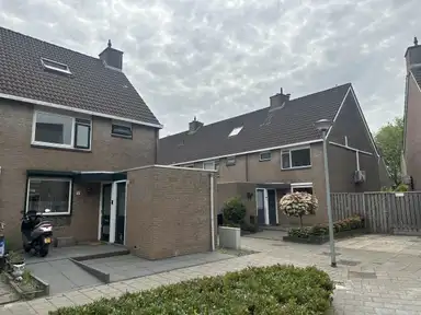 122m2 maison à louer pour 2130€/mois à Hindemithstraat, Zwijndrecht