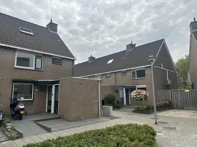 122m2 maison à louer pour 2130€/mois à Hindemithstraat, Zwijndrecht