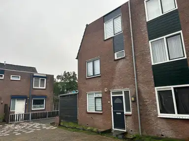 109m2 maison à louer pour 2800€/mois à Walstroodonk, Spijkenisse