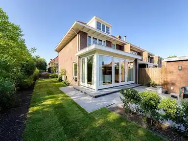 160m2 huis te huur voor 4750€/maand in Burgemeester van Damstraat, Duivendrecht
