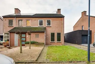110m2 maison à louer pour 1500€/mois à Ehrensteinstraat, Sittard