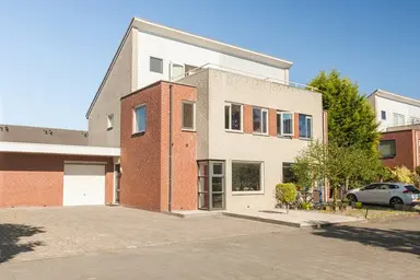 136m2 maison à louer pour 2275€/mois à Oudenboschstraat, Tilburg