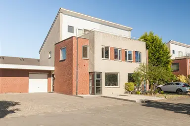 136m2 maison à louer pour 2275€/mois à Oudenboschstraat 19, Tilburg