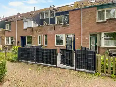 134m2 maison à louer pour 2350€/mois à Middenhof, Almere