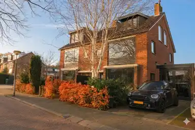 175m2 maison à louer pour 6000€/mois à Keizer Karelweg, Amstelveen