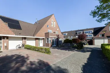 206m2 house to rent for 3150€/month in Lekstroom 19, Zoetermeer