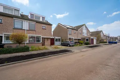 111m2 maison à louer pour 2400€/mois à Alban Bergstraat 28, Almere