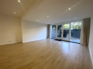 152m2 maison à louer pour 4250€/mois à Fokkerlaan 6, Amstelveen