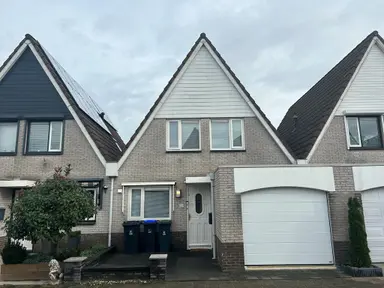 113m2 house to rent for 3495€/month in Chopinstraat, Hellevoetsluis