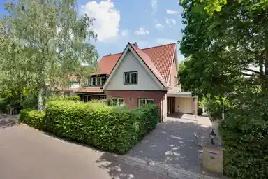 164m2 maison à louer pour 3950€/mois à Eikendael 17, Wassenaar