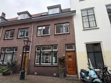 85m2 maison à louer pour 2795€/mois à Beschuitsteeg, Leiden