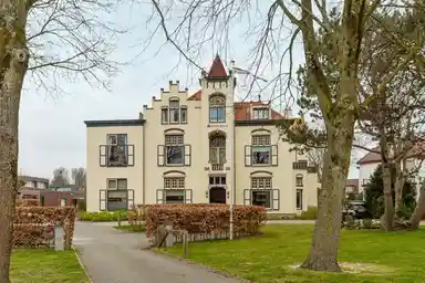 325m2 maison à louer pour 3950€/mois à Sixlaan, Hillegom