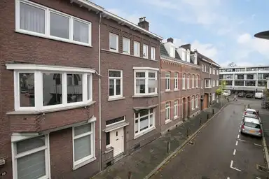 100m2 maison à louer pour 2190€/mois à Burgemeester Ceulenstraat, Maastricht