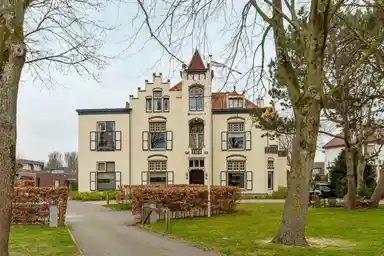 325m2 maison à louer pour 3950€/mois à Sixlaan 17, Hillegom