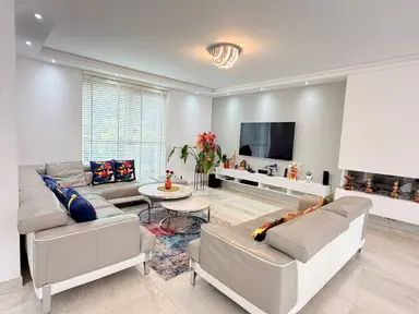 185m2 house to rent for 3950€/month in Anna Maria van Cappellenpark 11, Capelle aan den IJssel