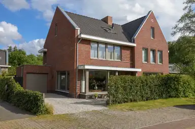 199m2 maison à louer pour 6000€/mois à Rondeellaan 14, Hilversum