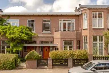 147m2 maison à louer pour 3950€/mois à Van Aerssenstraat, The Hague