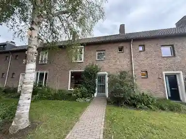 144m2 maison à louer pour 1995€/mois à Groesstraat, Geldrop