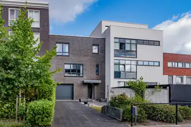 222m2 house to rent for 2600€/month in Marsstraat, Almere
