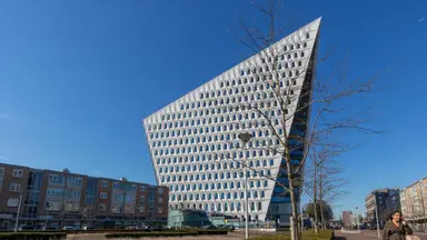 105m2 apartment to rent for 1925€/month in Leyweg, The Hague