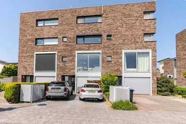 175m2 house to rent for 3750€/month in Aalscholveroever 8, The Hague