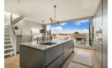 107m2 maison à louer pour 3300€/mois à Postjeskade, Amsterdam