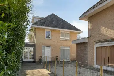 214m2 Haus zur Miete für 2995€/Monat in Mahatma Gandhistraat, Rotterdam