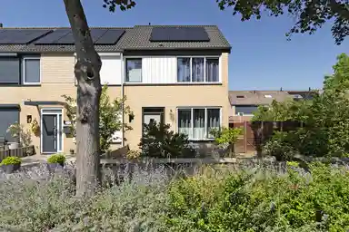 76m2 maison à louer pour 932.93€/mois à van den Poelstraat 23, Geertruidenberg