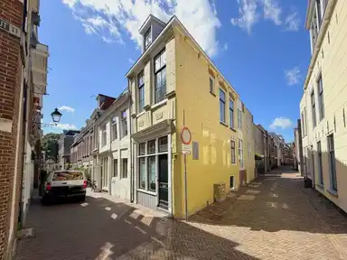 117m2 maison à louer pour 2095€/mois à Slotmakersstraat 11, Leeuwarden