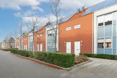 108m2 maison à louer pour 1795€/mois à Middenweg, Heerhugowaard