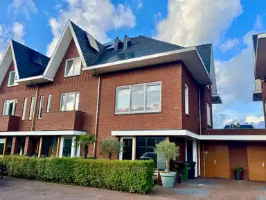 206m2 house to rent for 5150€/month in Mastkade 41, Heemstede