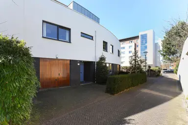 192m2 maison à louer pour 3250€/mois à Jac. P. Thijsselaan 22, Oegstgeest