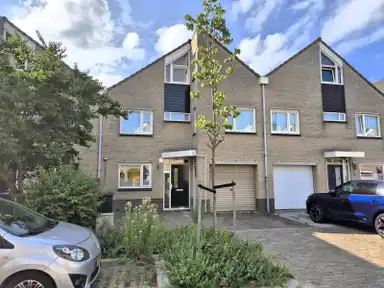174m2 maison à louer pour 2450€/mois à Madernastraat 17, Almere