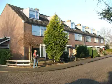 117m2 huis te huur voor 940€/maand in Wilhelminalaan, Woubrugge