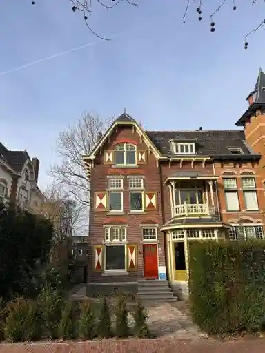 255m2 maison à louer pour 3500€/mois à Willemskade, Zwolle